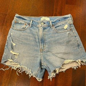Abercrombie high rise 4 inch mom Jean shorts size 29/8. Medium ripped wash